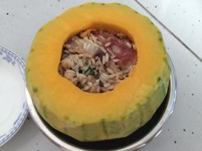 将搅拌均匀的米等材料放入南瓜内