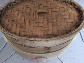 蒸锅里加足水煮沸