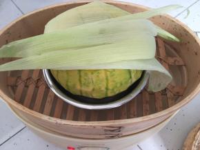 然后放入南瓜，南瓜上盖上玉米皮