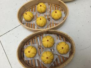 小南瓜顶部用枸杞点缀，蒸锅里放足水烧开后将小黄瓜放入锅中蒸15分钟即可