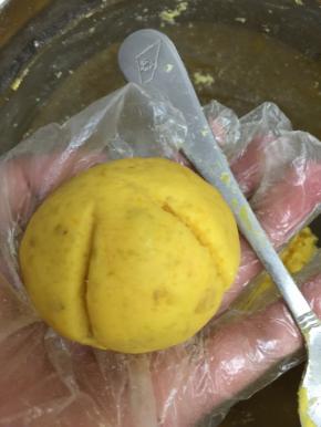 然后用汤匙柄压出南瓜纹路