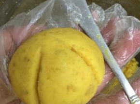 然后用汤匙柄压出南瓜纹路
