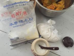 南瓜压成泥状，准备好糯米粉、生粉、薯粉、白砂糖