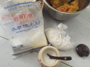 南瓜压成泥状，准备好糯米粉、生粉、薯粉、白砂糖
