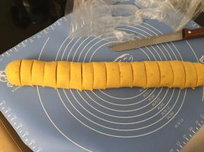 将面团搓成长条，切成大概50g的等份