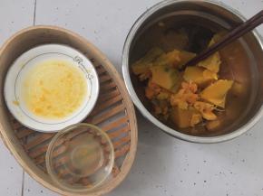 将蒸熟的南瓜夹出放入料理盆中，水倒掉