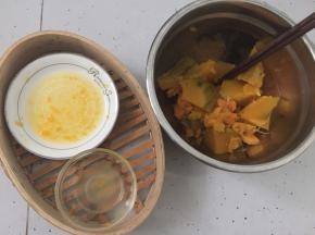 将蒸熟的南瓜夹出放入料理盆中，水倒掉