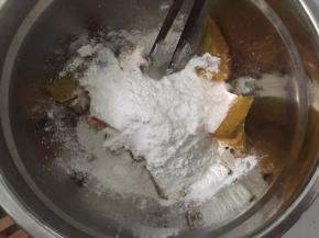 白砂糖趁热一起压成南瓜泥，然后倒入糯米粉、生粉、薯粉一起捏伴均匀