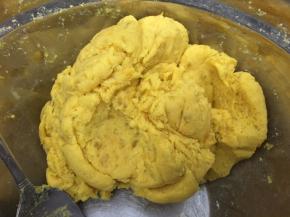 如果感觉太湿就加点糯米粉，慢慢加入捏伴