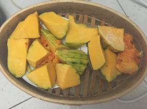 蒸锅里放足水烧开，放去皮切块的南瓜