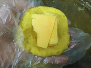 将面团压扁包入1片芝士片