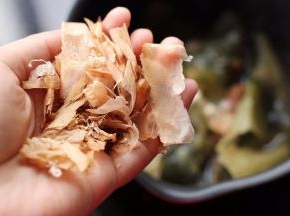 将干海带结浸泡半小时。
锅中放水，加入海带结烧开后加入柴鱼花。