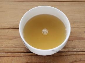 将鱼汤过滤到碗中。
在锅中重新加入一小碗水，烧开后倒入鱼汤再次烧开后离火。