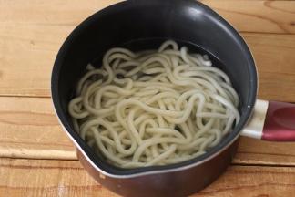 烧一锅水，水开后放入乌冬煮2分钟左右。捞出立即放入冰水中，再捞出放入碗中。