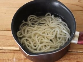 烧一锅水，水开后放入乌冬煮2分钟左右。捞出立即放入冰水中，再捞出放入碗中。
