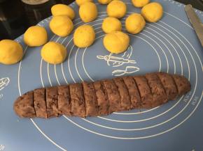 南瓜面团揉成小圆团，红豆沙则分成40g