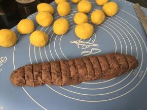 南瓜面团揉成小圆团，红豆沙则分成40g