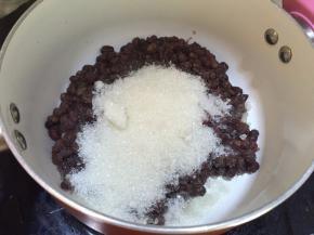 红豆中加入白砂糖搅拌均匀