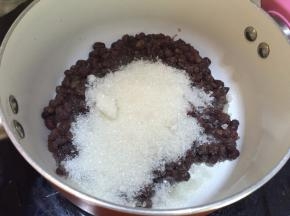 红豆中加入白砂糖搅拌均匀