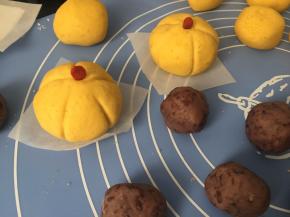 南瓜饼顶部用枸杞点缀