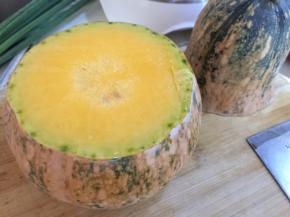 南瓜切成两半，取盖的部分（南瓜盅我用来蒸滑蛋了）