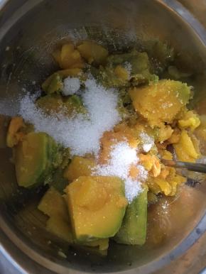 将白砂糖放入蒸好的南瓜中