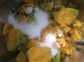 将白砂糖放入蒸好的南瓜中