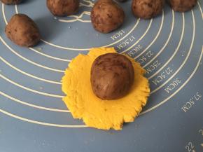 南瓜面团揉扁，包入红豆沙