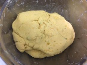 压成南瓜面团，如果面团太软就酌情加糯米粉，太软的话蒸出来的南瓜饼不易成形，会塌