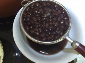 将红豆用网筛出汤汁