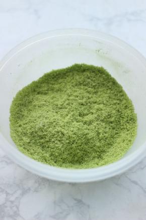 把杏仁粉，糖粉和抹茶粉混合拌匀过筛备用。