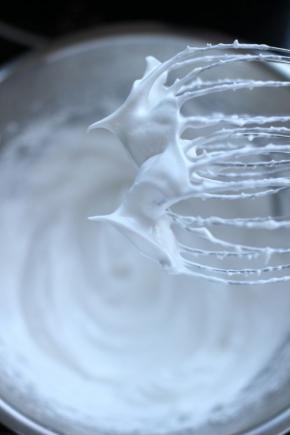 蛋白中分三次加入细砂糖，打发至干性。