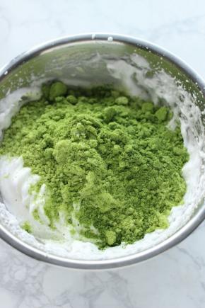 在蛋白霜中加入粉类。