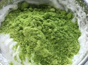 在蛋白霜中加入粉类。