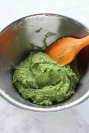 用刮刀翻拌均匀。