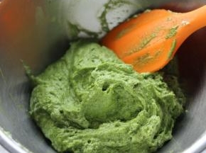 用刮刀翻拌均匀。