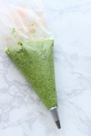 将面糊装入裱花袋。