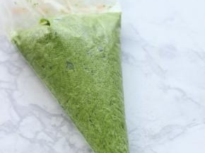 将面糊装入裱花袋。