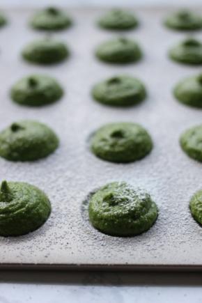 再筛上厚厚一层糖粉。