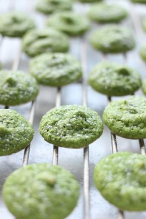 送入预热好的烤箱，中层上下火180度烤10分钟左右。烤好后移至网架上放凉。