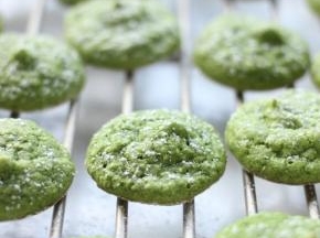 送入预热好的烤箱，中层上下火180度烤10分钟左右。烤好后移至网架上放凉。