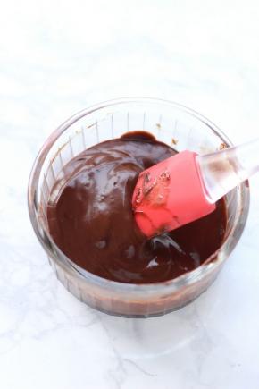 将淡奶油加热至温，放入黑巧克力，搅拌均匀得到巧克力甘纳许，放凉备用。