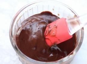 将淡奶油加热至温，放入黑巧克力，搅拌均匀得到巧克力甘纳许，放凉备用。