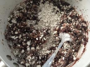 然后在红豆中加入适量薯粉