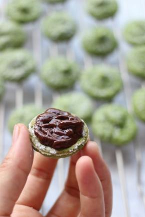 在一片饼子上挤上巧克力甘纳许。