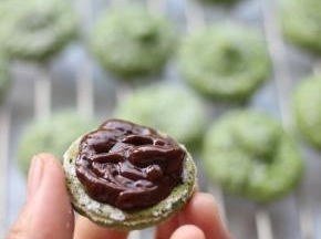 在一片饼子上挤上巧克力甘纳许。