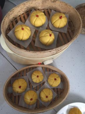 蒸锅里加足水煮开后放入南瓜饼蒸20分钟