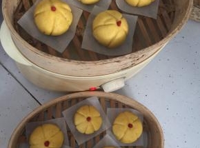 蒸锅里加足水煮开后放入南瓜饼蒸20分钟