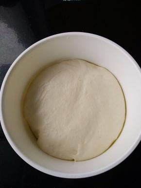 高筋面粉，水，盐，干酵母放入盆中，搅拌成光滑的面团。发酵盆里抹上一层橄榄油，放入面团，盖保鲜膜，室温发酵至两倍大。