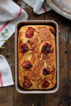 送入预热好的烤箱，上下火220度烤20分钟左右。